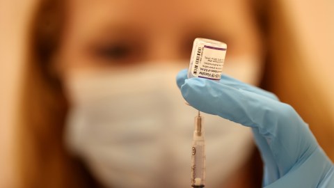 Pfizer asegura que su refuerzo ofrece una protección significativa contra Ómicron