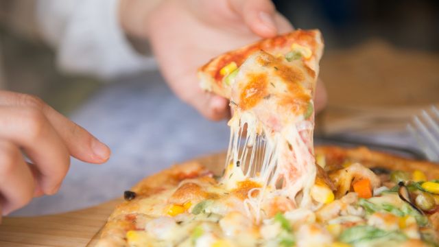 El plástico gris debajo de la pizza congelada ayuda a que no se arruine cuando la calientas en el microondas