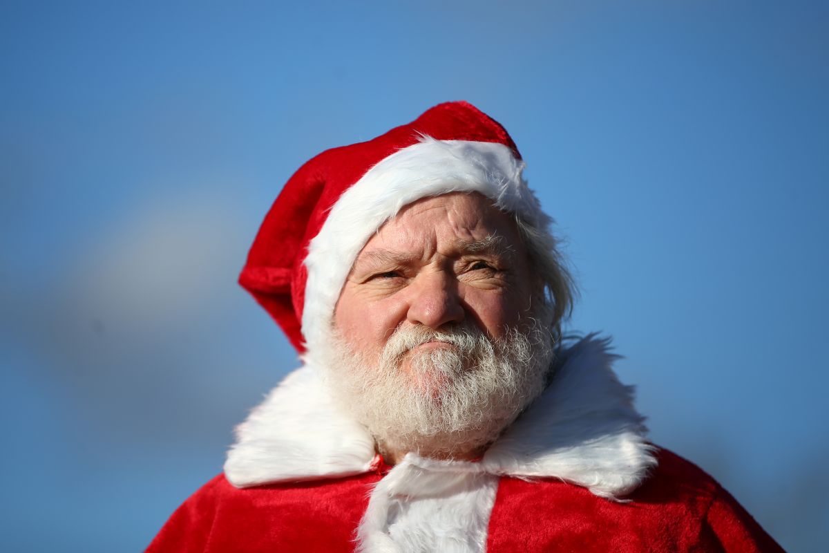 La oficina del alguacil en Colorado tuiteó una foto de alguien vestido como Santa Claus obteniendo su permiso para portar armas oculto.