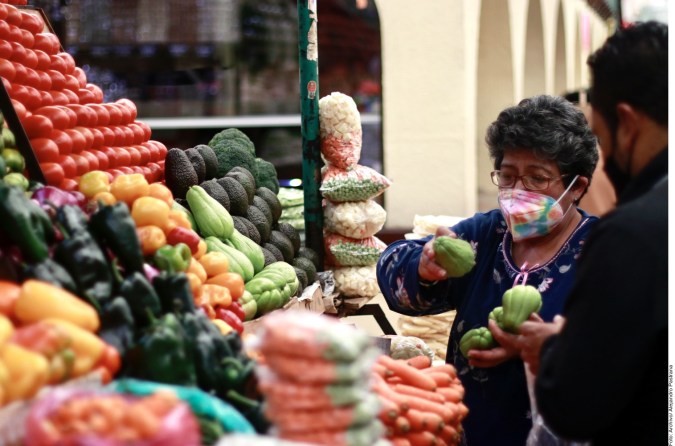 Mexicanos sienten los efectos de la inflación del 7.37%, según el INEGI.