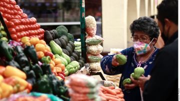 Mexicanos sienten los efectos de la inflación del 7.37%, según el INEGI.