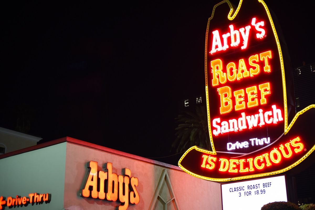 Un sándwich de rosbif de Arby's contiene más sodio del límite sugerido para un día entero.