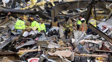 Tornados dejan centenares de trabajadores atrapados en fábrica de velas en Kentucky y en un almacén de Amazon en Ilinois