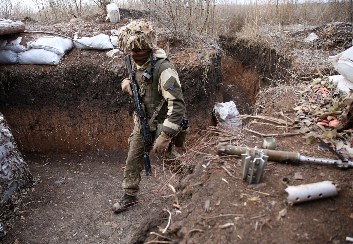 Un militar ucraniano en una trinchera en la línea del frente separatista respaldado por Rusia.