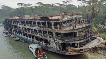 Incendio en ferry deja 41 muertos en Bangladesh.