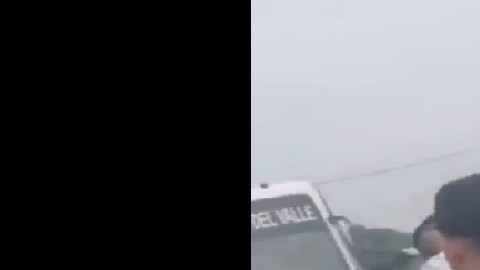 Sacan de ataúd cuerpo y lo pasean en motocicleta durante funeral en Ecuador.
