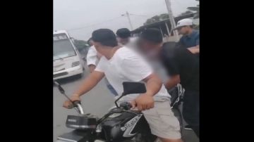 Sacan de ataúd cuerpo y lo pasean en motocicleta durante funeral en Ecuador.