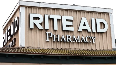 Video muestra a mujer con pico robando productos en farmacia de Los Ángeles
