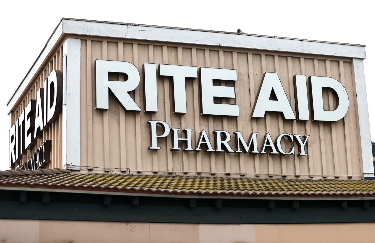 Video muestra a mujer con pico robando productos en farmacia de Los