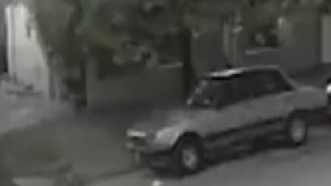 Hombre obliga a pedir perdón a ladrón frente a cámara durante 10 minutos.