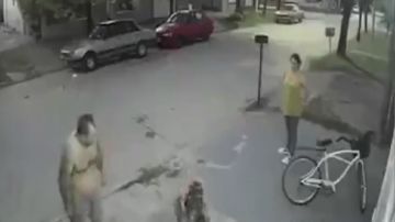 Hombre obliga a pedir perdón a ladrón frente a cámara durante 10 minutos.