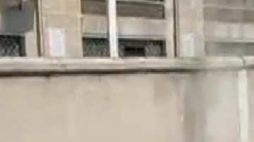Sicarios disparan a hombre y se estrella contra taxi tras perder la vida al volante.