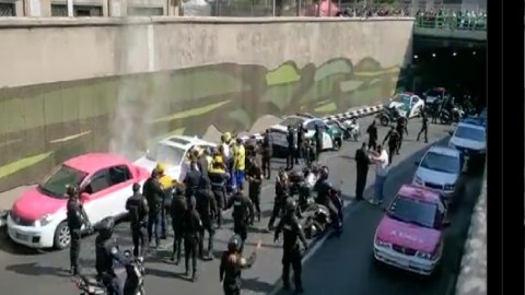 Sicarios disparan a hombre y se estrella contra taxi tras perder la vida al volante.