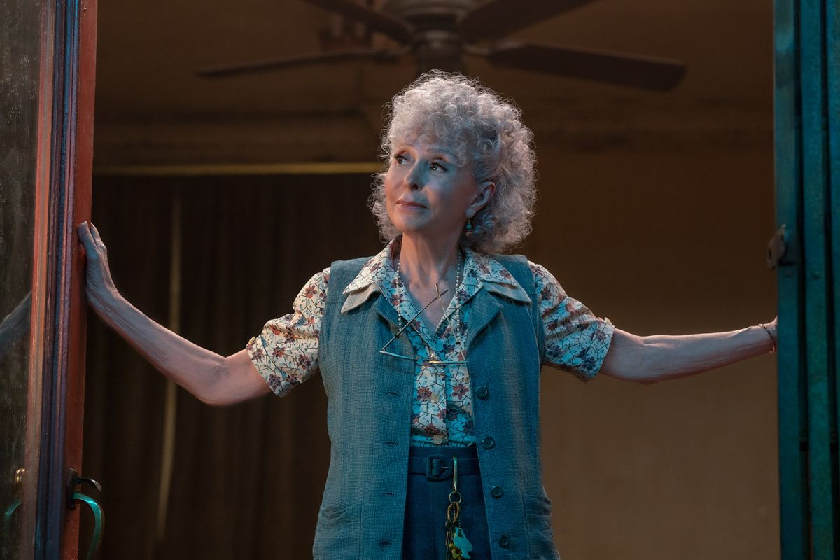 Rita Moreno como Valentina en la nueva "West Side Story" dirigida por Steven Spielberg.