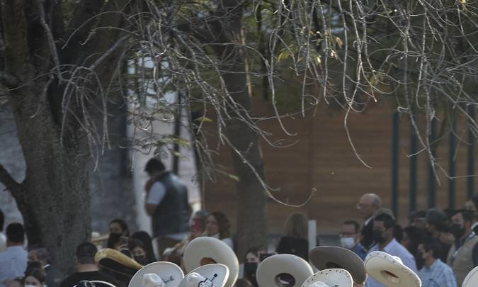 Entre charros y escaramuzas dan el último adiós a Vicente Fernández.