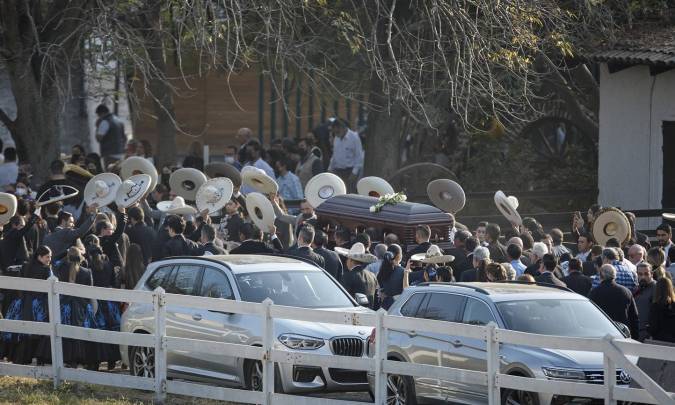 Entre charros y escaramuzas dan el último adiós a Vicente Fernández.