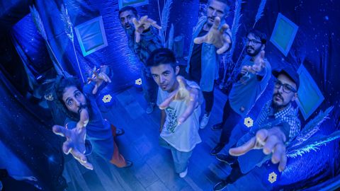 José Gahona (centro) comenzó su carrera como intérprete de hip hop. Foto: Cortesía