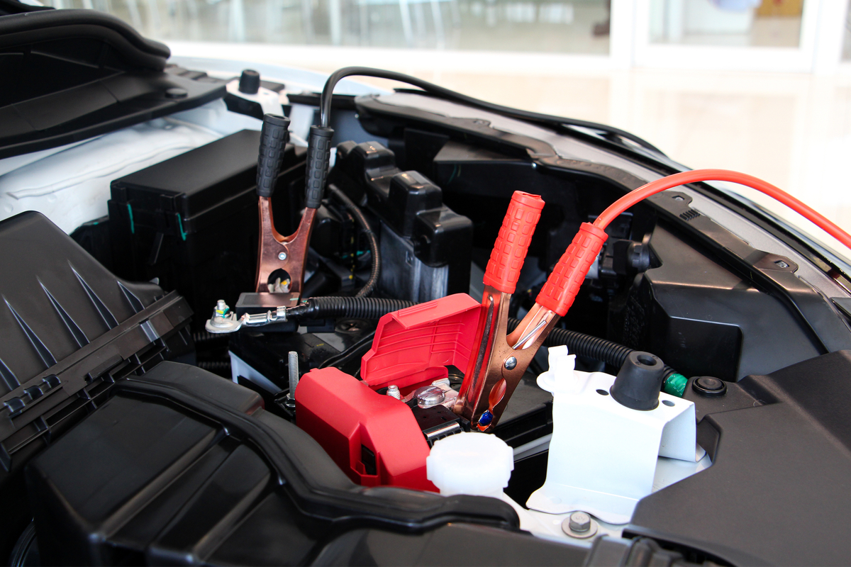 Los arrancadores de batería son un elemento que no te puede faltar en tu auto para afrontar cualquier emergencia