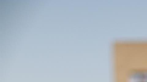 En el día de la Virgen de Guadalupe, algunos le escriben, otros le rezan a la imagen que tienen en casa y otros la visitan. / foto: efe.