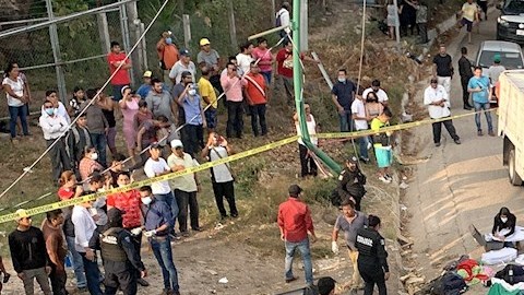 Suben a 56 los migrantes muertos por volcadura de camión en Chiapas, México