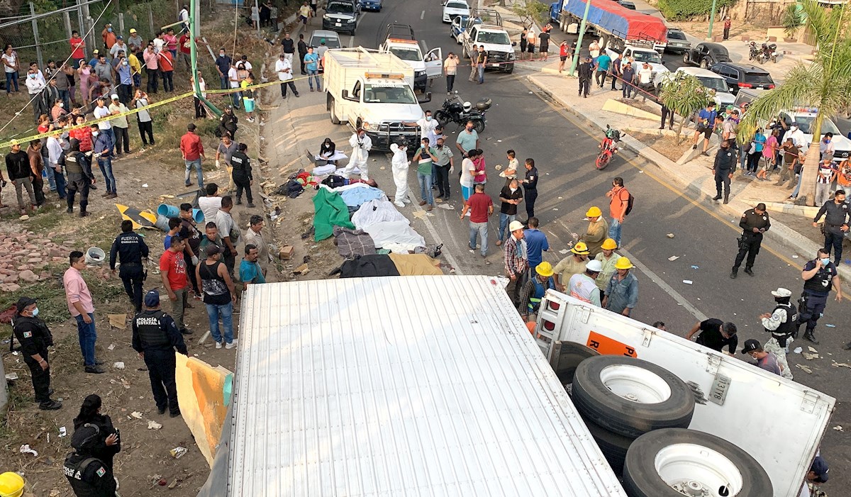Autoridades mexicanas buscan al chofer del camión en accidente en Chiapas.
