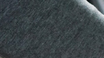 Foto de las manos de una persona que intenta abrir un auto