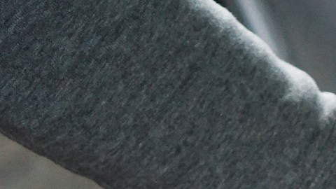 Foto de las manos de una persona que intenta abrir un auto