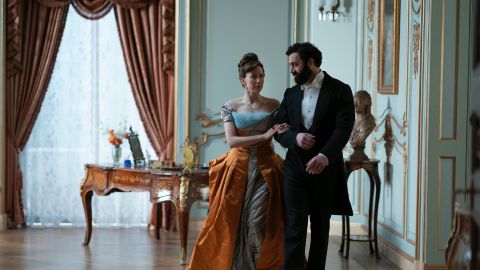 Carrie Coon y Morgan Spector en una escena de 'The Gilded Age' de HBO.