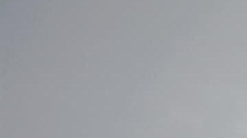 Fotografía cedida por Imagen Chile que muestra a dos visitantes en una moto para el hielo en el Glaciar Unión. A partir de las 7:00 GMT de este sábado la Luna se interpondrá ante el Sol y comenzará a proyectar una sombra sobre la Tierra hasta producir un eclipse solar total cuando las tres esferas queden alineadas en recta, un fenómeno que podrá ser visto en su plenitud desde la Antártida, que acoge estos días a grupos de científicos para su observación.