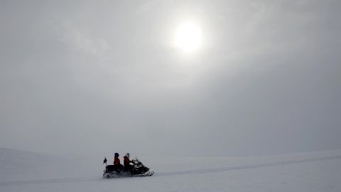 Fotografía cedida por Imagen Chile que muestra a dos visitantes en una moto para el hielo en el Glaciar Unión. A partir de las 7:00 GMT de este sábado la Luna se interpondrá ante el Sol y comenzará a proyectar una sombra sobre la Tierra hasta producir un eclipse solar total cuando las tres esferas queden alineadas en recta, un fenómeno que podrá ser visto en su plenitud desde la Antártida, que acoge estos días a grupos de científicos para su observación.