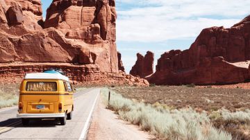 Foto de una van en una carretera de Nevada
