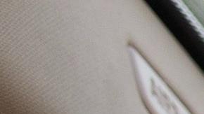 Vista de las manos de un conductor sobre el volante