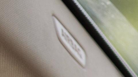 Vista de las manos de un conductor sobre el volante