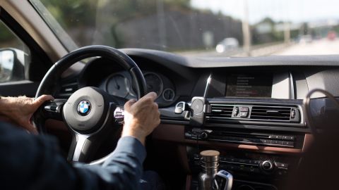 Vista de las manos de un conductor sobre el volante