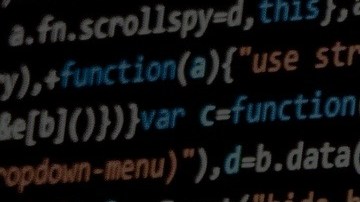Imagen que muestra un símbolo de cifrado junto a unos códigos