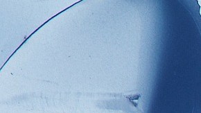 Foto de un auto chocado en la parte frontal