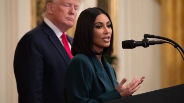 Kim Kardashian hablando en la Casa Blanca mientras Donald Trump la observa
