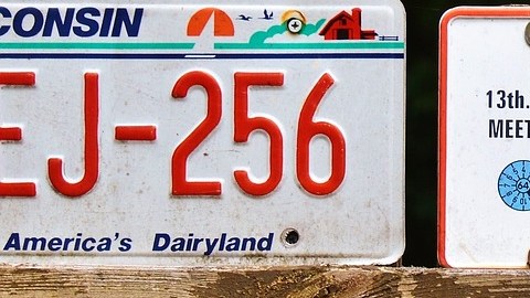 Foto de varias placas de matrícula dispuestas en una pared