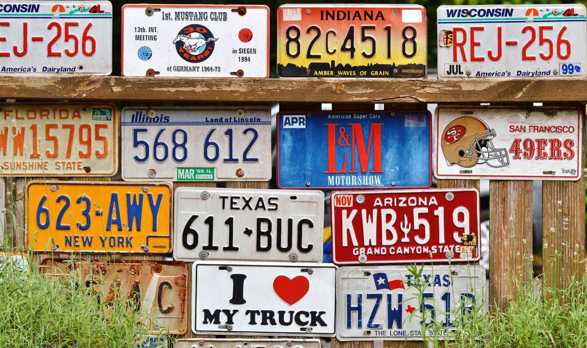 En Florida, como en los demás estados, las placas de matrícula se asocian con el registro del auto.