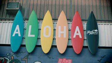Foto de unas tablas de surf con la palabra Aloha