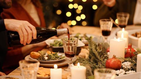 Prender velas blancas, que simboliza la pureza y purificación, es un ritual común en Navidad.