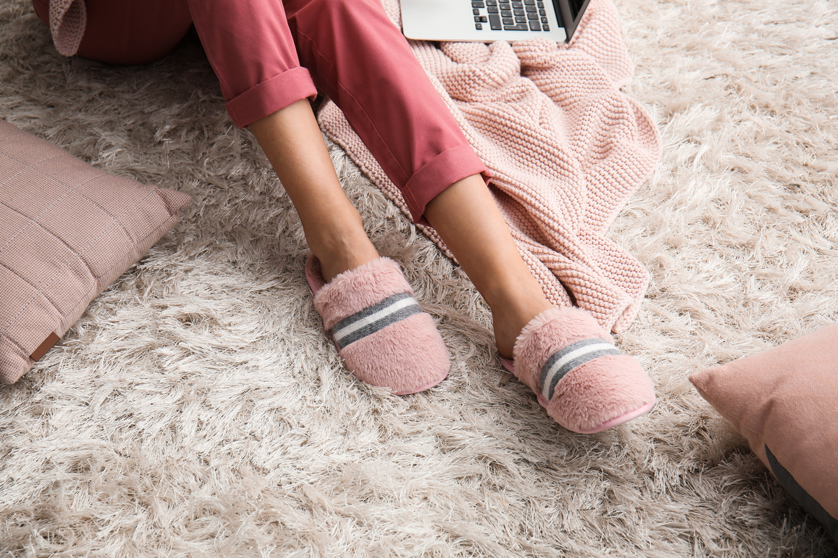 Las pantuflas ofrecen comodidad y calor para estar en casa 