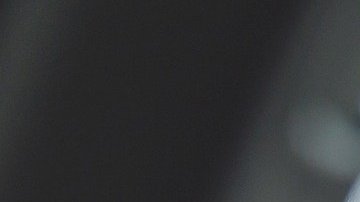 Foto de un conductor con las manos sobre el volante