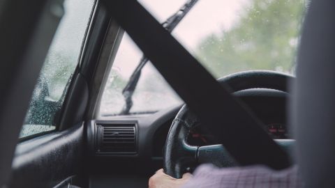 Foto de un conductor con las manos sobre el volante