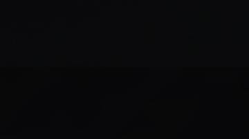 Foto de varios autos apilados con uno de ellos en primer plano