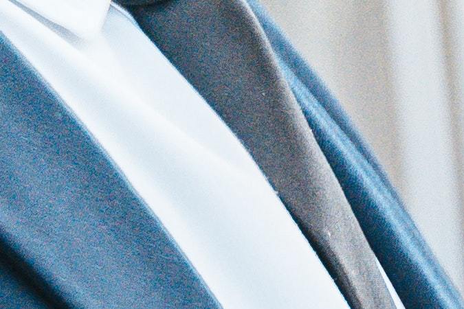 Foto de dos personas estrechándose las manos