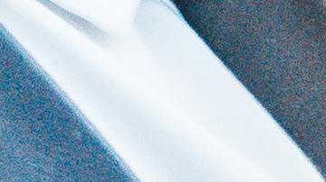 Foto de dos personas estrechándose las manos