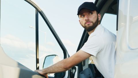 Foto de un conductor bajándose de una camioneta
