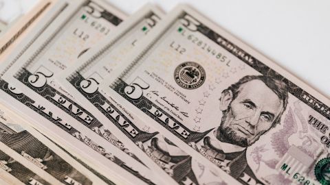 Quiénes pueden obtener el Crédito al Ahorro del IRS-pexels-karolina-grabowska-4386473.jpeg