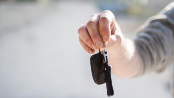Foto de la mano de una persona con las llaves de un auto